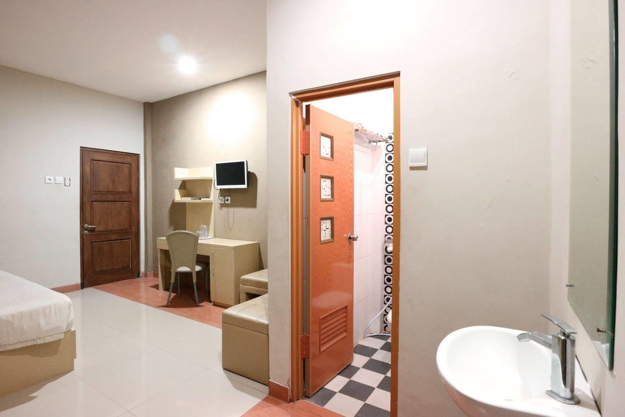 Oyo Flagship 3726 Tembok Batu Residence Tugu エクステリア 写真